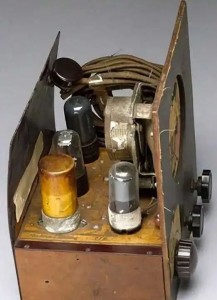 Paul Eisler's radio opgebouwd uit de eerste printplaat (PCB)